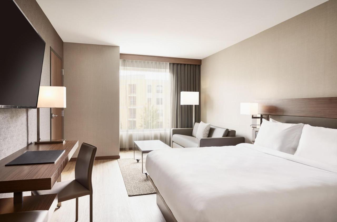 Zimmer mit Kingsize-Bett und Schlafsofa